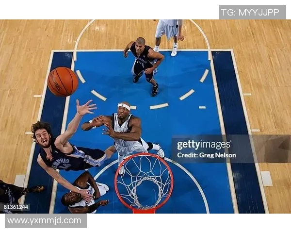 2018年NBA季后赛灰熊与勇士的激烈对决回顾与精彩瞬间分析