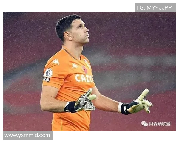 马丁内斯的传奇旅程：从球场新星到世界足球巨星的蜕变与荣耀